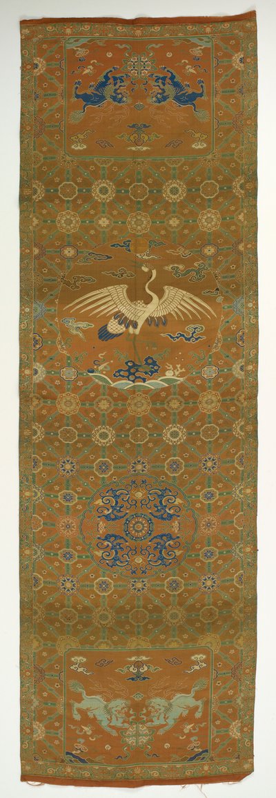 Stuhlabdeckung mit einem Kranich, Löwen, Drachen, glückverheißenden Symbolen und Blumen... von Unbekannt