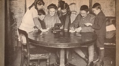 Kinder leeren ihre Sparbüchsen, um in Kriegsanleihen zu investieren, ca. 1917, 1935 von Unbekannt