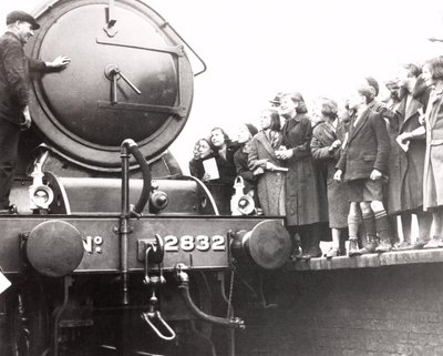 Kinder betrachten eine Dampflokomotive, 3. März 1936 von Unbekannt