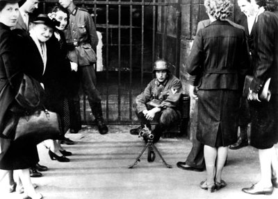 Zivilisten vor einem deutschen Wachposten mit Maschinengewehr, Paris, Juni 1940 von Unbekannt