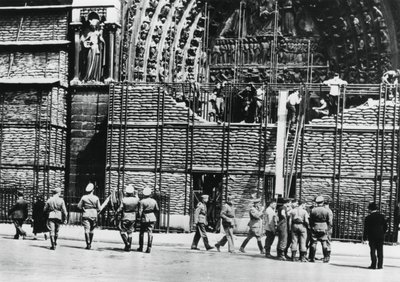Räumung des Sandsackschutzes von der Fassade von Notre Dame, deutsch besetztes Paris, 1940 von Unbekannt