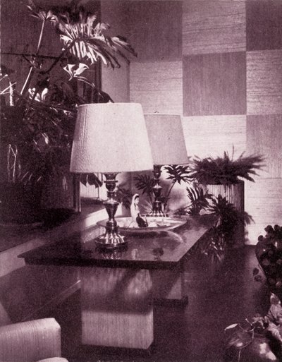 Ecke eines großen Wohnzimmers, entworfen von Paul T. Frankl, 1949 von Unbekannt