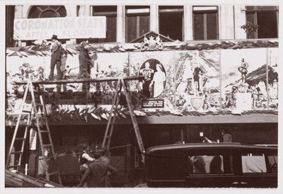 Krönungsdekorationen in den Büros von Kodak Limited, London von Unbekannt