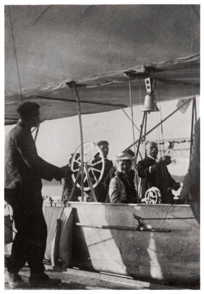 Graf Zeppelin mit seiner Tochter in der Gondel des Zeppelin LZ3, Deutschland, um 1906-1908, 1933 von Unbekannt
