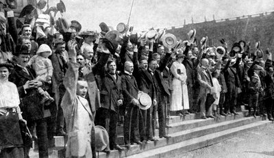 Jubelnde Menschenmengen während des Ausbruchs der Feindseligkeiten, Kriegsfieber in Deutschland, Erster Weltkrieg, 1914 von Unbekannt