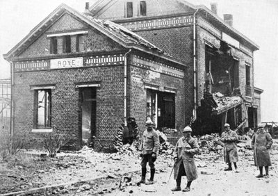 Beschädigter Bahnhof in Roye, Frankreich, Erster Weltkrieg, 1918, um 1920 von Unbekannt