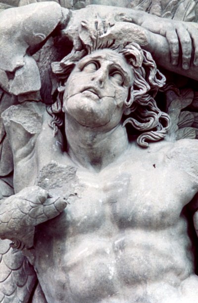 Detail vom Großen Fries des Pergamonaltars, 180-159 v. Chr. von Unbekannt