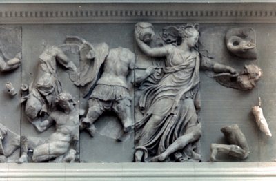 Detail vom Großen Fries des Pergamonaltars, 180-159 v. Chr. von Unbekannt