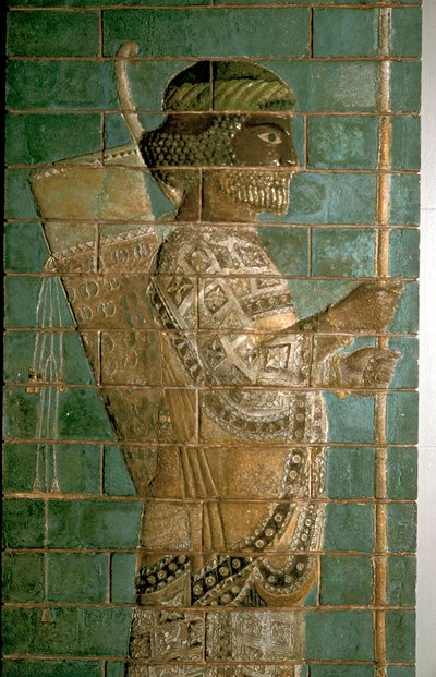 Detail eines Reliefs, das einen Bogenschützen der persischen Königsgarde zeigt, Palast von Darius I., Susa, ca. 500 v. Chr. von Unbekannt