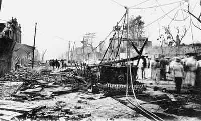 Erdbebenschäden und ein verbranntes Auto, King Street, Kingston, Jamaika, 1907 von Unbekannt