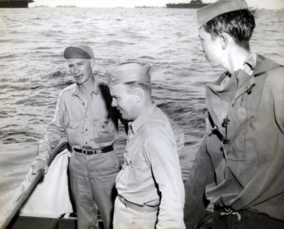 Ernie Pyle besucht die USS Hornet von Unbekannt