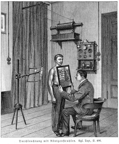 Untersuchung des Thorax eines Patienten mit einer Röntgenröhre und einem Fluoreszenzschirm, 1903 von Unbekannt