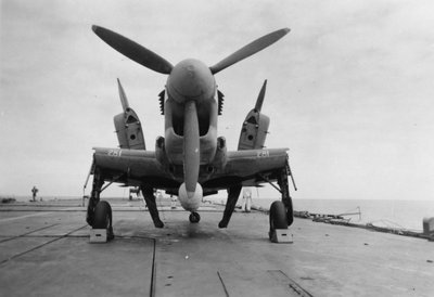 Fairey Firefly Flugzeug bereit zum Transport zum Hangarlift, HMS Venerable, 1945 von Unbekannt