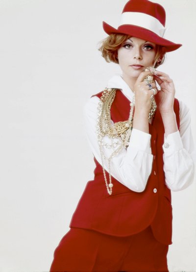 Mode: junge Frau mit rotem Hut und Outfit, späte 1960er Jahre von Unbekannt