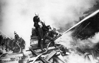 Feuerwehrmänner bekämpfen ein Feuer in einem Holzlager, London von Unbekannt