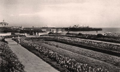 Blumengärten und der West Pier, Brighton, Sussex, 1938 von Unbekannt