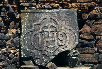 Franco-maçonisches Symbol und Initialen von Christus auf einem Stein, Jesuitenmissionen von San Ignacio Mini in Argentinien, gegründet 1611 von Unbekannt