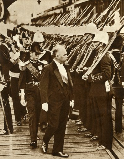 Französischer Präsident Raymond Poincaré mit Edward, Prinz von Wales, in Portsmouth, Juni 1913, 1935 von Unbekannt