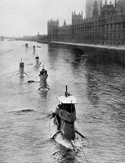 Französisches U-Boot Saphir Q44 und fünf weitere auf dem Weg von Gravesend nach London, Juli 1909 von Unbekannt