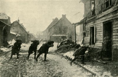 Französische Truppen überqueren eine Dorfstraße unter deutschem Beschuss, Erster Weltkrieg, 1914-1915, ca. 1920 von Unbekannt