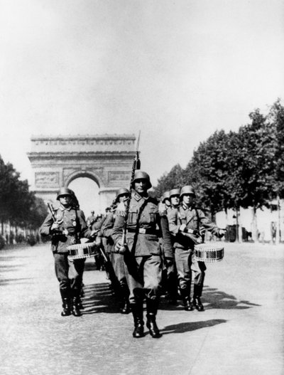 Deutsche Militärparade entlang der Champs Elysees während der Besatzung, Paris von Unbekannt