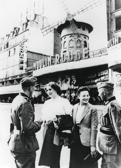 Deutsche Soldaten unterhalten sich mit französischen Frauen vor dem Moulin Rouge, besetztes Paris, Juni 1940 von Unbekannt