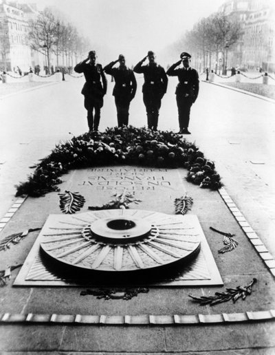 Deutsche Soldaten salutieren am Grab des unbekannten Soldaten, Paris, Dezember 1940 von Unbekannt