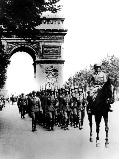 Deutsche Truppen marschieren auf den Champs-Élysées, Paris, 14. Juni 1940 von Unbekannt
