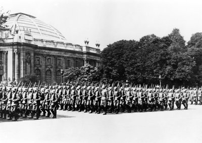 Deutsche Truppen paradieren vor dem deutschen Kommandanten von Paris, 8. Juli 1941 von Unbekannt
