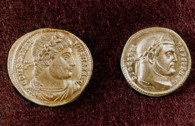 Goldmünzen mit den Köpfen der römischen Kaiser Konstantin der Große und Diokletian, 4. Jahrhundert von Unbekannt