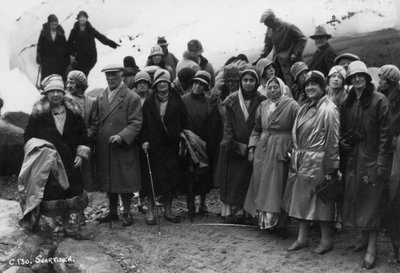 Gruppe von Touristen besucht Svartisen, Nordnorwegen, 1929 von Unbekannt