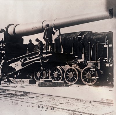 Schwere Artillerie auf einem Zug, ca. 1914-ca. 1918 von Unbekannt