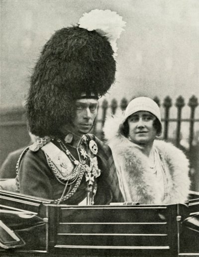 Seine Majestät in Highland-Kleidung bei der Ankunft an der St. Giles Kathedrale, Edinburgh, 1929, 1937 von Unbekannt