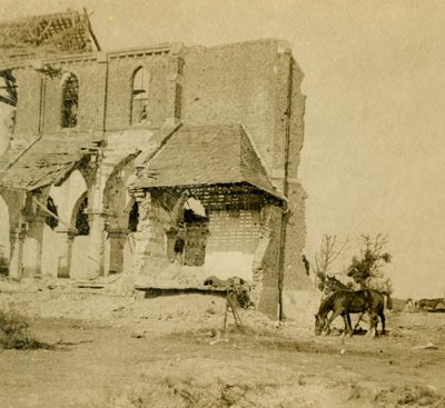 Pferde weiden in der Nähe einer zerstörten Kirche, Frise, Nordfrankreich, ca. 1914-1918 von Unbekannt