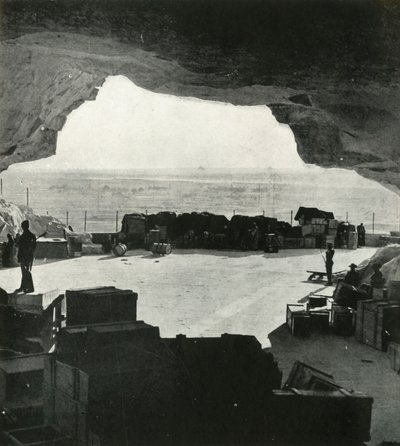 Riesige bombensichere Lager und Reparaturwerkstätten wurden aus den Höhlen gemacht, ca. 1942-1943, 1945 von Unbekannt
