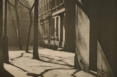 Im Wardrobe Court, erbaut auf dem Gelände eines königlichen Museums, ca. 1935 von Unbekannt