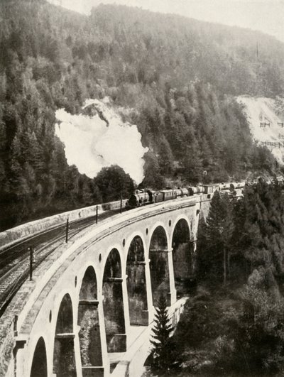 Im Semmering-Tal, Österreich. Ein Güterzug überquert das gebogene Gamperl-Viadukt, 1935-36 von Unbekannt