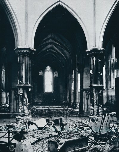 Innenraum der Temple Church nach dem Brand, 1941 von Unbekannt