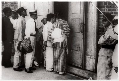 Japanische Menge blickt in den Zeppelin-Hangar, Kasumigaura, Japan, 1929-1933 von Unbekannt