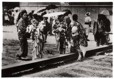 Japanische Frauen am Zeppelin-Hangar, Kasumigaura, Japan, 1929-1933 von Unbekannt