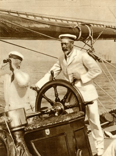 König Georg V. am Steuer seiner Yacht Britannia während der Cowes-Regattawoche, 1924, 1935 von Unbekannt