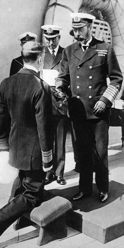 König George V. schlägt Vizeadmiral Pakenham an Bord der HMS Princess Royal zum Ritter, ca. 1930er von Unbekannt