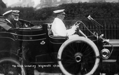 König Georg V. verlässt Weymouth, Dorset, mit dem Auto, 11. März 1912 von Unbekannt