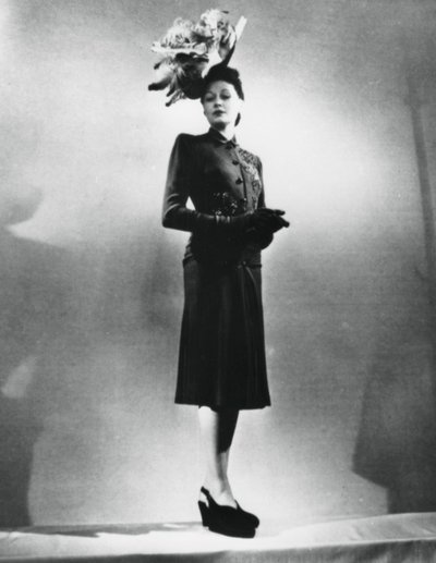 La femme chic, Outfit des französischen Modedesigners Jacques Fath, Paris, Januar 1943 von Unbekannt