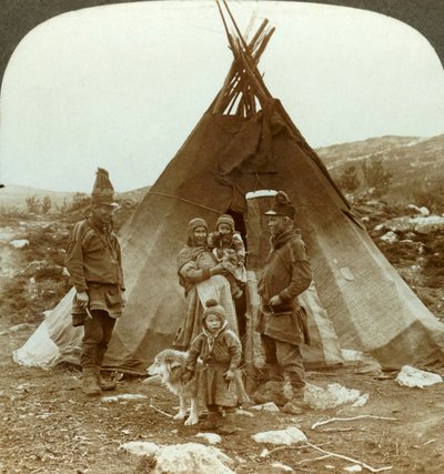 Lappländerfamilie und Schlittenhund - vor ihrem Sommerhaus - auf einem Hügel in Norwegen, ca. 1905 von Unbekannt