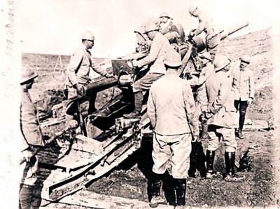 Laden einer Granate in eine 155 mm Kanone, ca. 1914-1918 von Unbekannt