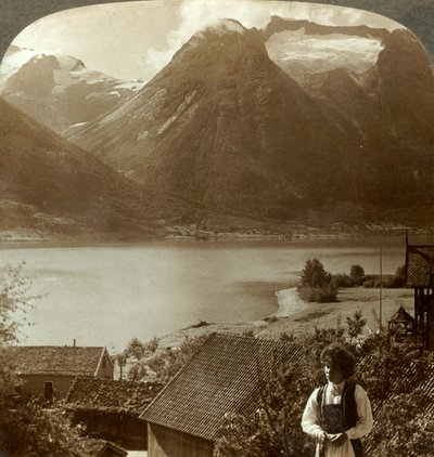 Blick von Hjelle über den ruhigen Strynns-See zu den steilen Gletschern des Mt. Skaala, Norwegen, ca. 1905 von Unbekannt