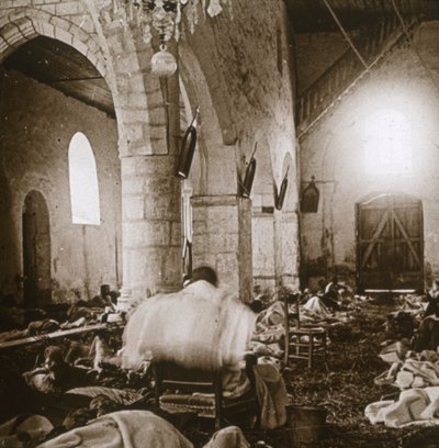Notlazarett in einer Kirche, Marne, Nordfrankreich, 1914 von Unbekannt