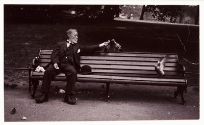 Mann auf einer Parkbank, um 1920 von Unbekannt