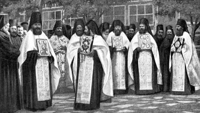 Mönche der griechischen Kirche tragen Bände der Liturgie, Griechenland, 1922 von Unbekannt